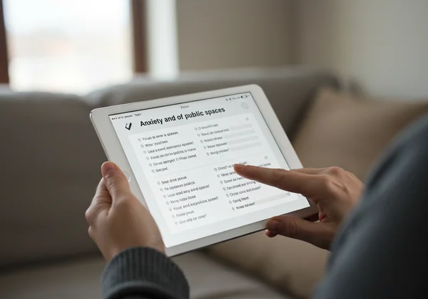 شخص يجري اختبار اضطراب الرهاب الاجتماعي عبر الإنترنت على جهاز لوحي
